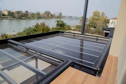 terraza con techo retráctil de vidrio sobre lago — proyecto TOLDER - TOLDOS, por Argentina en Obra 2024, en Rincón de Milberg