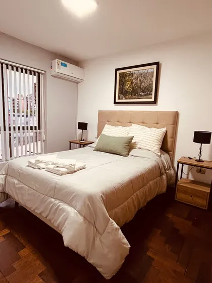 Dormitorio moderno con cama queen y aire acondicionado — proyecto HomeStaging, por Espacio interior , en Ciudad de Córdoba
