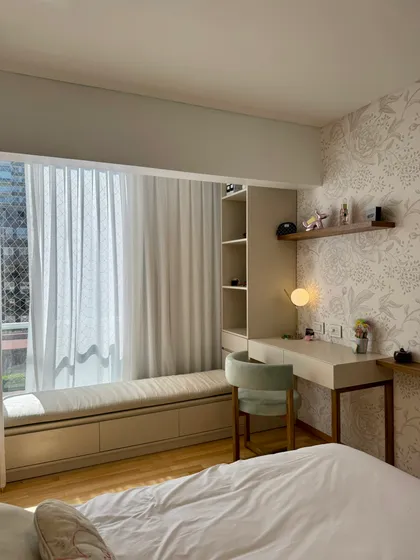 Dormitorio moderno con ventana-asiento y escritorio integrados — proyecto Mendoza, por MDBK Arquitectura, en Belgrano