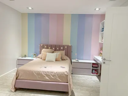Dormitorio con pared de rayas arcoíris pastel y cama rosa — proyecto Franjas arcoiris, por Picma Empapelados, Murales, Esmerilados, Prints ,Papeles, en Canning