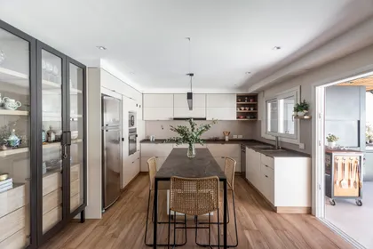 Cocina moderna con isla y mesa de comedor en madera natural — proyecto Casa en Martinez, por JT ARQUITECTURA, en Martínez