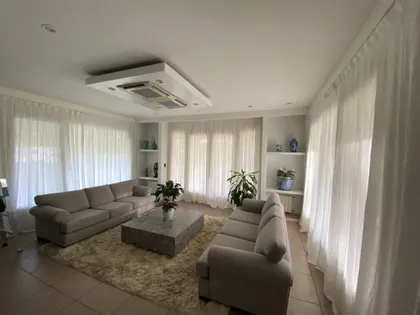 Sala de estar moderna con sofás amplios y mucha luz natural — proyecto Saint Thomas norte, por Vorh, en Canning