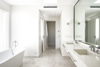 Baño moderno luminoso con bañera exenta y doble vanitory — proyecto Casa DF, por Estudio Junor, en Tigre