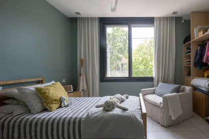Dormitorio moderno con ventanal y armario empotrado — proyecto CASA OrBa, por Alfredo Orfila arquitectura, en San Isidro