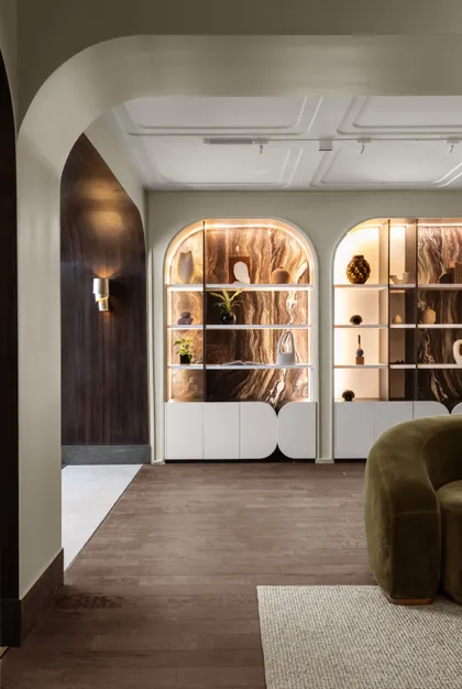 Sala de estar moderna con estanterías arqueadas y sillón curvo — proyecto En estado puro / Evocaciones (CASA FOA), por Rob Ortiz Estudio, en Buenos Aires
