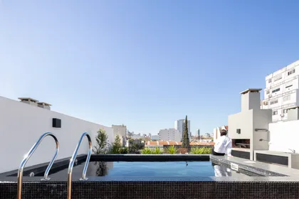 Piscina moderna en terraza con vista urbana — proyecto AER PASAJE - Arq. Juan Pedro Rubio, Ing. Agustín Cubero, por Ramiro Sosa Fotografia, en Buenos Aires