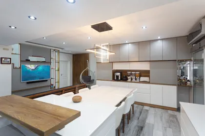 Cocina moderna abierta con isla grande y silla colgante — proyecto FRANCISCO ALVAREZ, por Nima Estudio, en Buenos Aires
