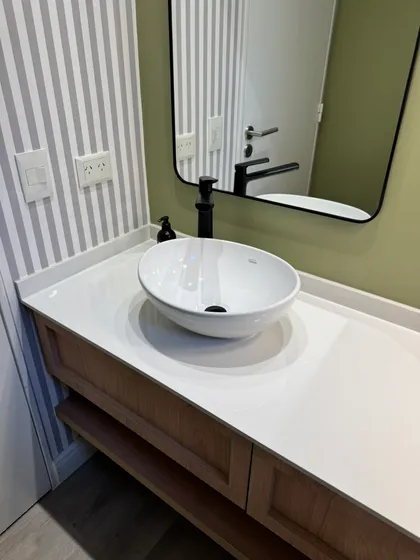 Baño moderno con bacha redonda, grifería negra y mueble de madera — proyecto Lafinur, por MDBK Arquitectura, en Palermo