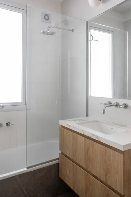 Baño moderno escandinavo con mueble de madera y mármol — proyecto Bustamante, por JT ARQUITECTURA, en Buenos Aires