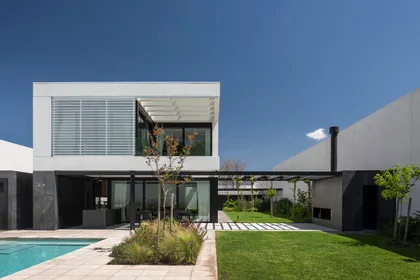 Fachada moderna con pileta y jardín integrado — proyecto CASA SD28, por GMARQ, en Buenos Aires