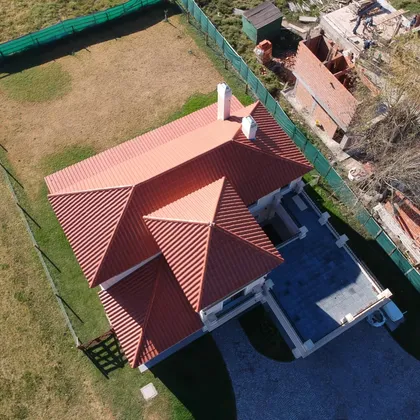 Casa con techo de tejas rojas y paredes de ladrillo — proyecto Casa El Rebenque, por Arq. Leonardo De Lorenzi , en Canning