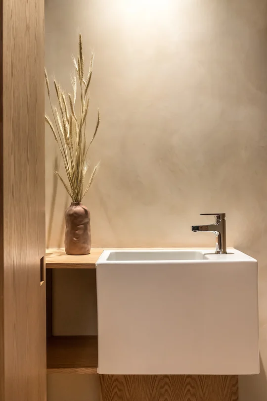 Toilette moderno con bacha rectangular y paredes de microcemento beige — proyecto Apartamento FH, por Boscardin Corsi Arquitetura