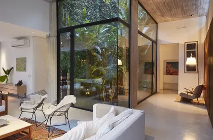 Amplio living moderno con ventanales piso-techo y vista a patio interior — proyecto CASA MF, por IMF INÉS MARTINEZ FERRARIO