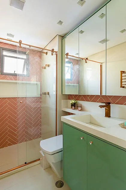 Baño moderno con vanitory verde, azulejos terracota y espejo de piso a techo — proyecto Apartamento Martese I, por Bordin E Soares Interiores