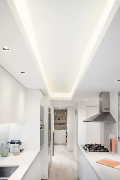 Cocina moderna con iluminación indirecta y diseño lineal minimalista — proyecto Libertador , por Estudio Basa, en CABA