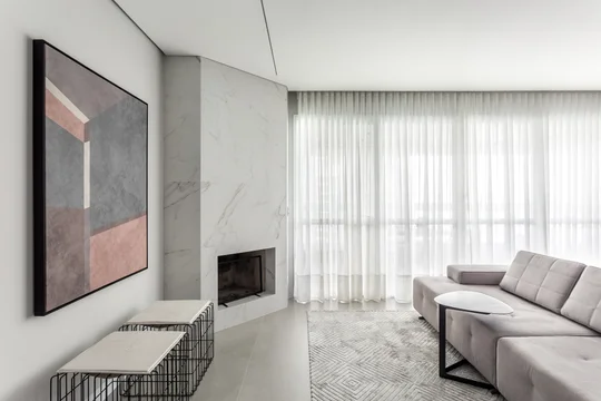 Living moderno con chimenea integrada y sofá seccional gris, mucha luz natural — proyecto Apartamento LN, por Boscardin Corsi Arquitetura