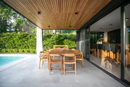 Quincho moderno con techo madera, mesa comedor y pileta de fondo — proyecto ARQ. LOURDES YARADE SARAVIA, por uchimayfotos