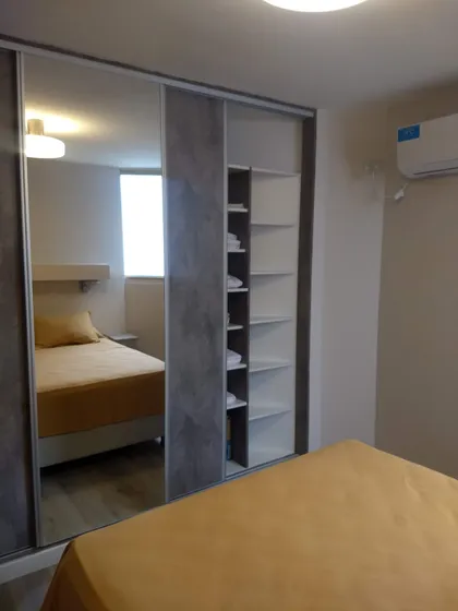 Dormitorio moderno con gran placard espejado y detalles minimalistas — proyecto Remodelacion Depto Rondeau/ Córdoba , por Su+ma, en Córdoba
