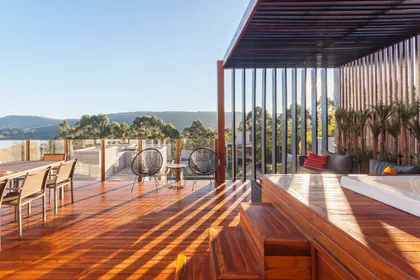 Terraza moderna con deck de madera, vistas al lago y montañas — proyecto CASA RR, por Frederico Bicalho Arquitetura