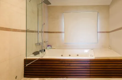 baño moderno con jacuzzi, paredes beige y detalles en madera — proyecto Casa Nordelta, por linearecta.arquitectura, en Nordelta