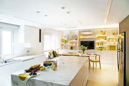 Cocina moderna estilo escandinavo con isla grande — proyecto Rivadavia, por Maga Muchnik, en CABA