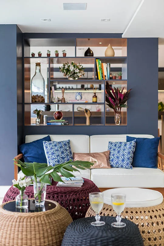 living contemporaneo con sofa blanco, estanterias flotantes azules y decoracion boho — proyecto Casa Barra ED, por Amanda Miranda