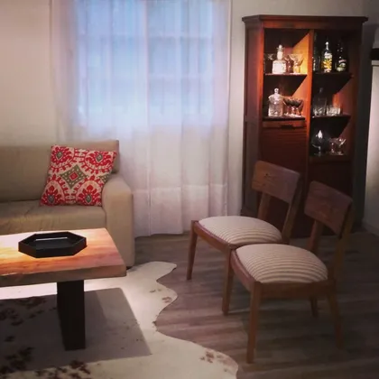 Sala de estar moderna con muebles de madera y tapicería — proyecto Proyecto VC, por Vicky Hurrell, en Mar del Plata