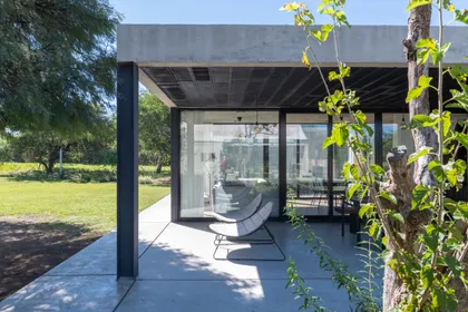 Galería moderna con pergola, vidrios y vista al parque — proyecto Casa SI, por Grupo Studio, en Villa Allende