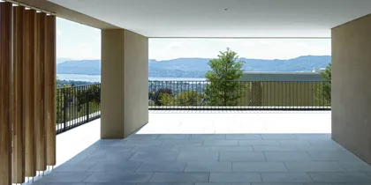 Terraza amplia moderna con vista al lago y montañas — proyecto Im Forster, por RDR arquitectos