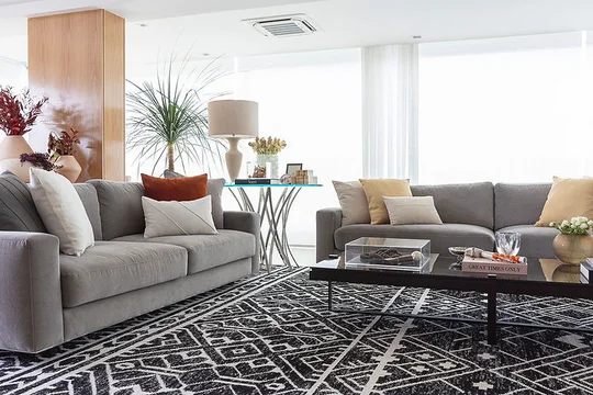 Living moderno con sofás grises, alfombra geométrica y plantas decorativas — proyecto Cobertura Panamby, por Bordin E Soares Interiores