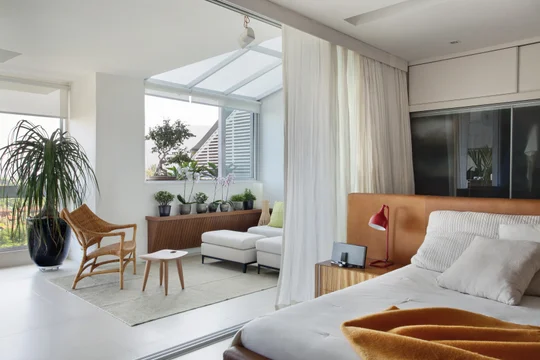 Dormitorio contemporáneo con galería integrada y doble altura — proyecto Apartamento MN, por Patrícia Marinho Arquitetura 