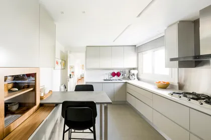 Cocina moderna blanca con estantes de madera y detalles escandinavos — proyecto Boating Club, por SRMD Arquitectura, en Boating Club