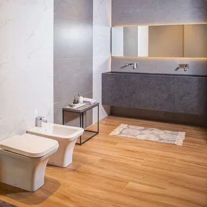 Baño moderno con paredes de mármol y piedra, piso de madera — proyecto Showroom para Vite Porcellanatos (Buenos Aires) German Salas arquitecto, por German Salas arquitectura - San