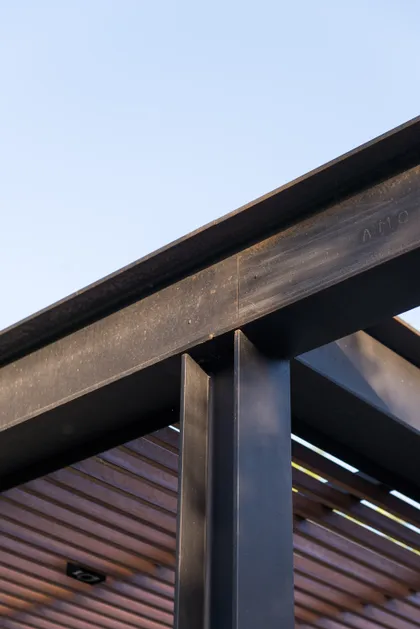 Techo de madera y vigas metálicas de pérgola — proyecto CASA AC , por BUSCETTI & DI BERNARDO arquitectas, en Villa Elisa