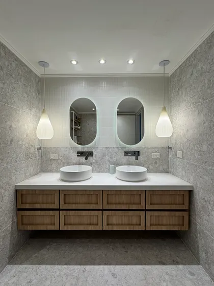 Baño moderno con vanitory flotante, dos bachas y grifería negra — proyecto Lafinur, por MDBK Arquitectura, en Palermo