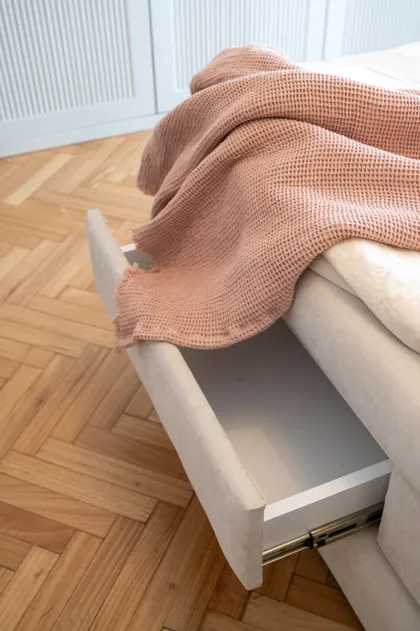 Dormitorio moderno con cama tapizada y manta rosa — proyecto ALVEAR TYM, por AB ARQUITECTURA, en Recoleta