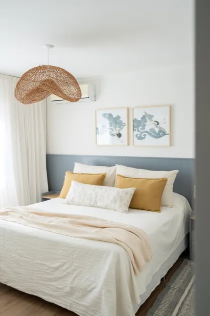 Dormitorio con cama queen, luz tejida y cuadros de acuarela — proyecto El Atardecer - Dormitorio Principal, por Blue Rabbit Design, en Rincón de Milberg