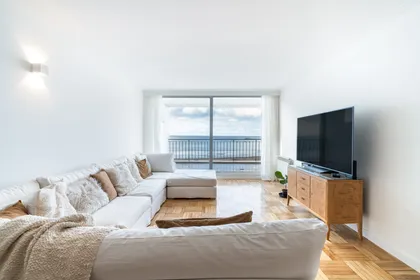 Living moderno con vista al mar y sofá blanco — proyecto TERRAZA PALACE, por Maria Menna Arquitecta, en Mar del Plata