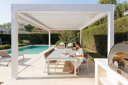 Pérgola moderna con zona de comedor exterior y piscina — proyecto TOLDER - PERGOLAS, por Argentina en Obra 2024, en Rincón de Milberg
