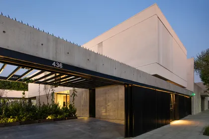 Fachada moderna con hormigón, pérgola y vegetación integrada — proyecto CASA SD28, por GMARQ, en Buenos Aires