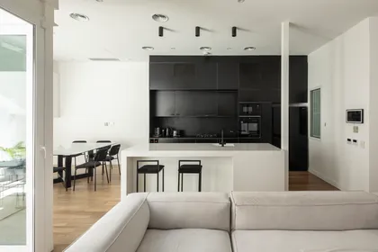 Cocina moderna integrada a living comedor, minimalista y funcional — proyecto PH Larralde, por OADD arquitectos, en Buenos Aires