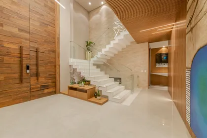 Escalera moderna con pared de piedra y techo de madera — proyecto Residência Alphaville 3, por Andrea Carvalho Arquitetura