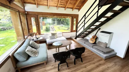 Sala de estar rústica moderna con vigas de madera y mucha luz — proyecto Casa Moctezuma (Mar del Plata) German Salas arquitectura, por German Salas arquitectura - San Isidro, en Ma