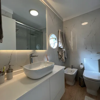 Baño moderno con paredes símil mármol y bacha de apoyo — proyecto Araoz, por MDBK Arquitectura, en Palermo