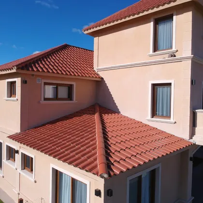 fachada de casa mediterránea con techo de tejas — proyecto Casa El Rebenque, por Arq. Leonardo De Lorenzi , en Canning