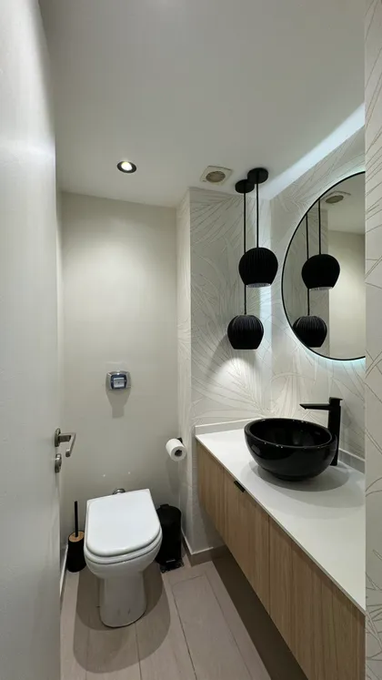 Baño moderno con lavabo de sobre encimera negro y luces colgantes esféricas — proyecto Salguero II, por MDBK Arquitectura, en Palermo