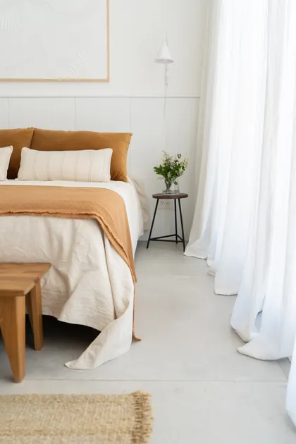 Dormitorio escandinavo minimalista con luz natural — proyecto PROYECTO VISTAS, por July Acosta Home, en Belén de Escobar