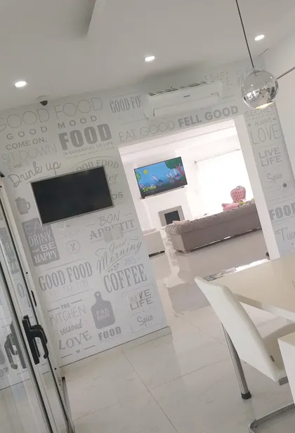 Living comedor moderno con pared gráfica y sofá blanco — proyecto Cocina tipografica, por Picma Empapelados, Murales, Esmerilados, Prints ,Papeles, en Canning