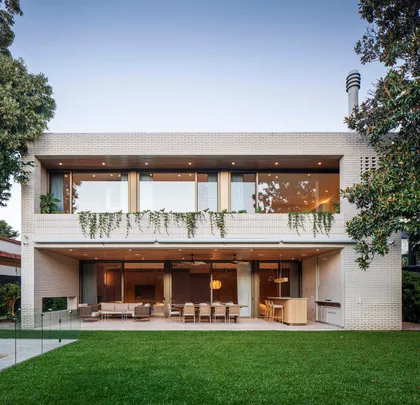 Fachada moderna de casa con ladrillos, ventanales y patio exterior — proyecto Casa Magnolia, por Estudio PK, en San Isidro