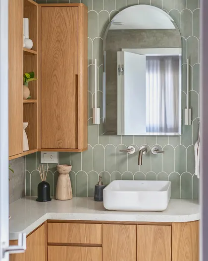 Baño moderno con muebles de madera y azulejos verdes — proyecto Quesada, por Blue Rabbit Design, en Núñez